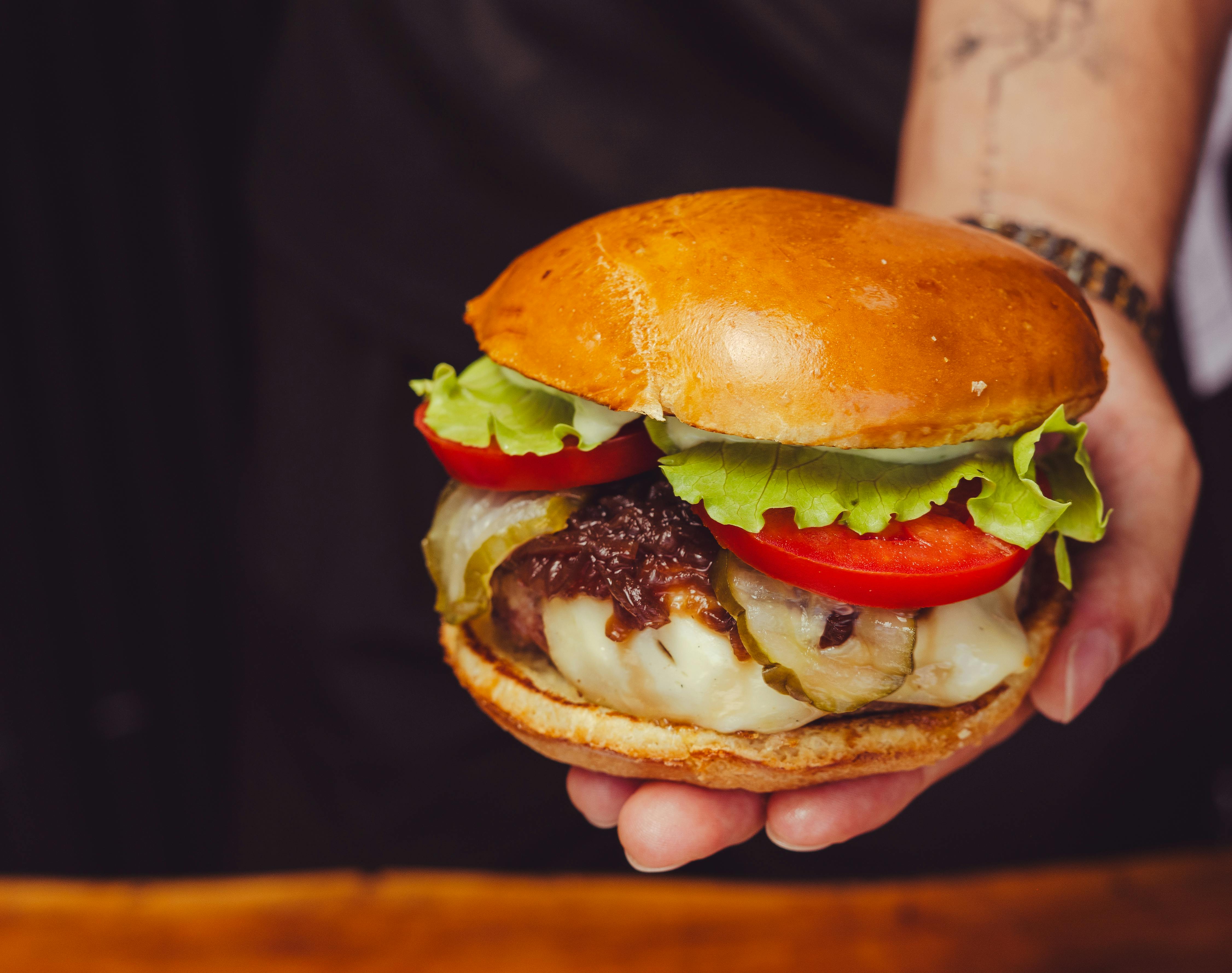 Kinder bauen sich ihren eigenen Burger bei einer Burger-Party zum Kindergeburtstag