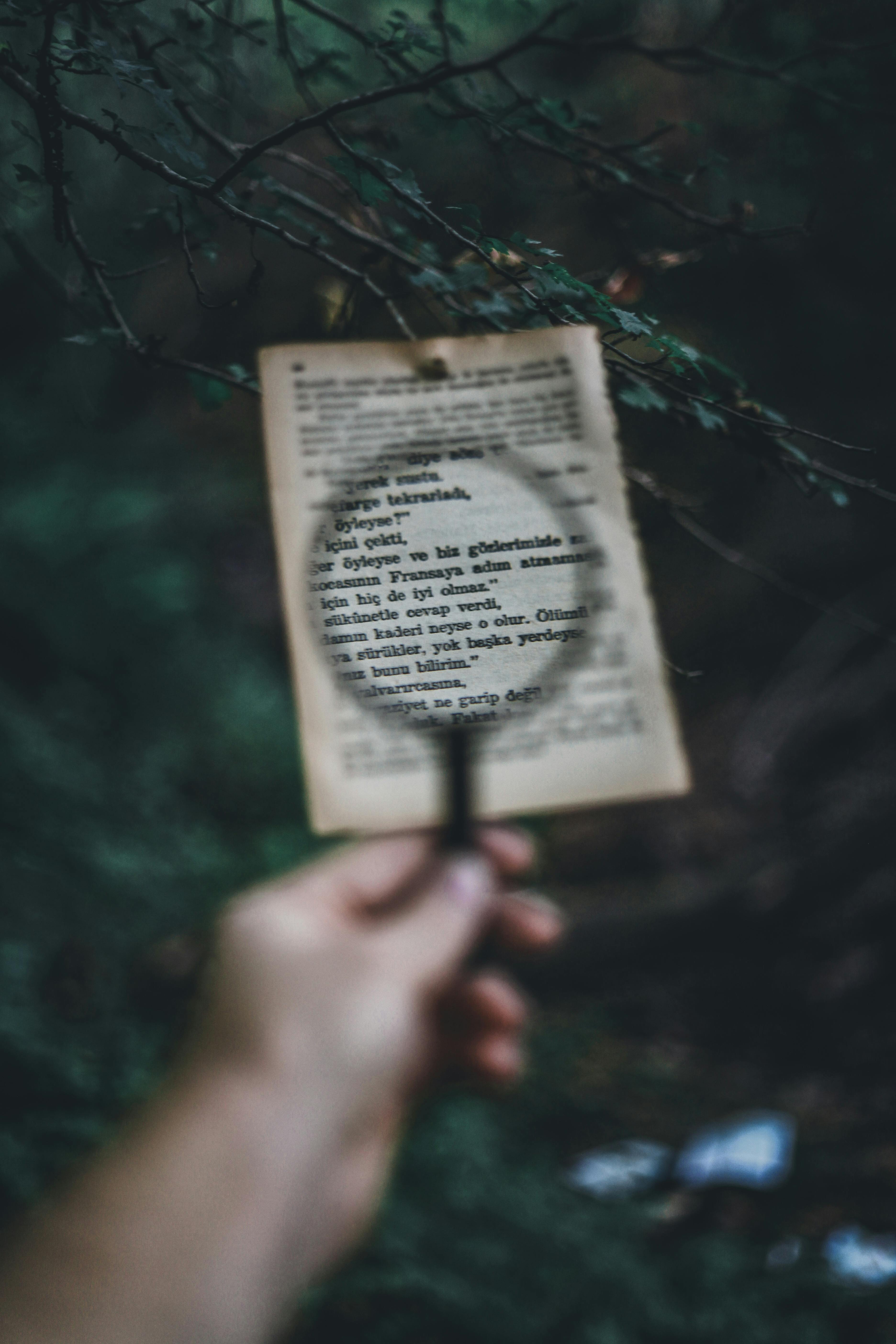 Kinder untersuchen Beweise und Hinweise bei einer Detektivparty zum Kindergeburtstag