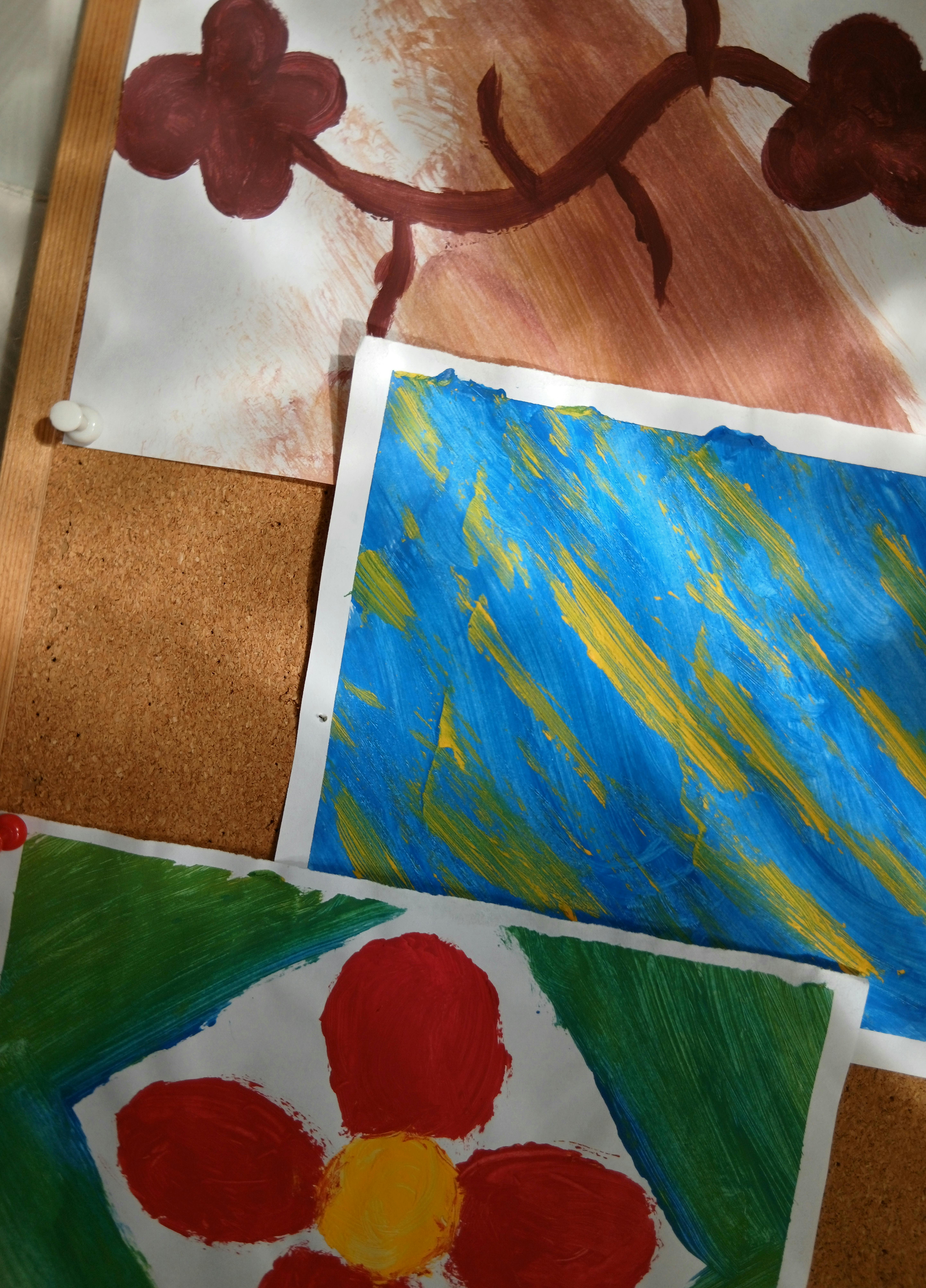 Kinder malen bunte Bilder beim Kunst-Kindergeburtstag – Pinsel, Farben und Leinwände