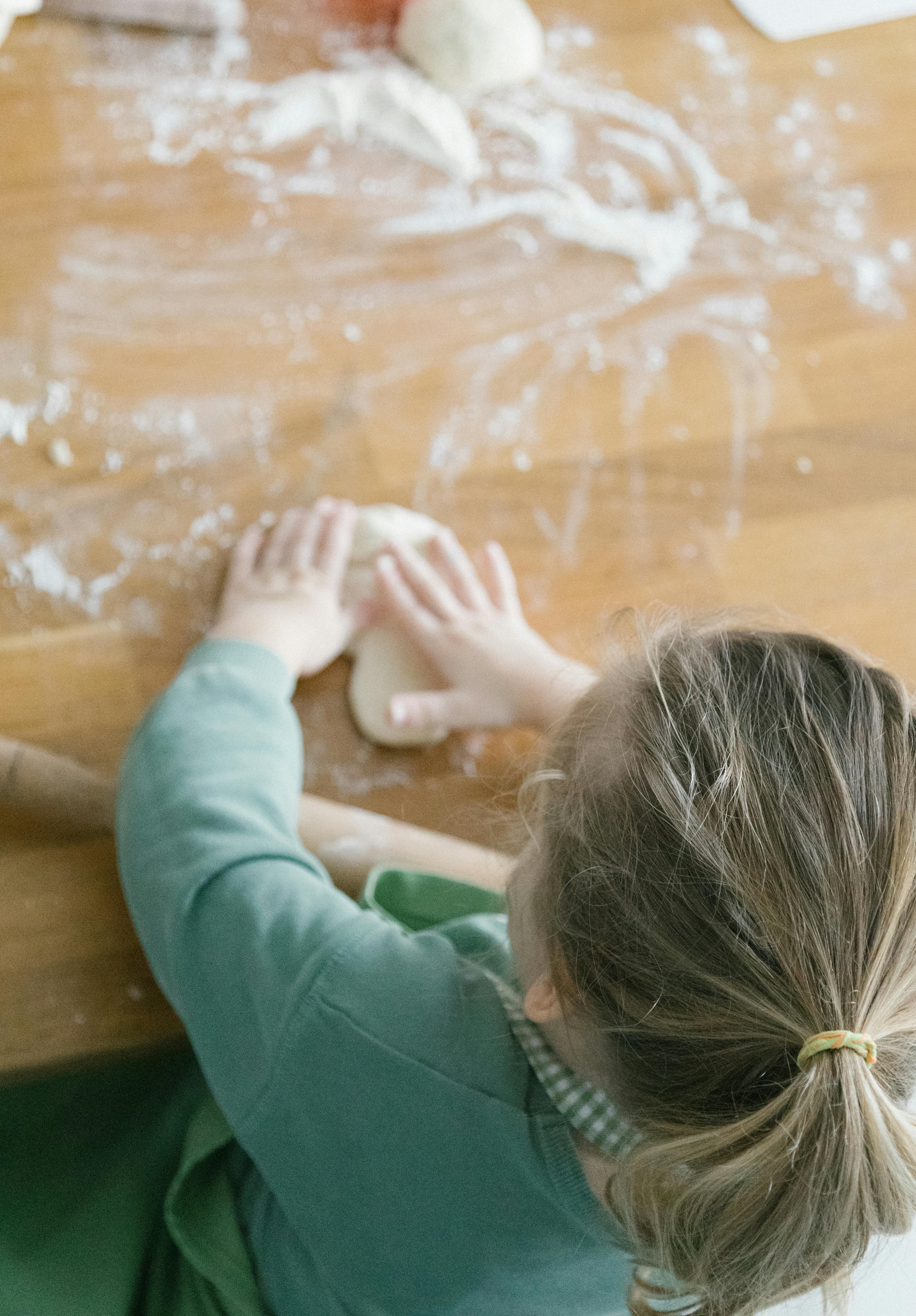 Kinder backen gemeinsam Geburtstagskuchen und Kekse