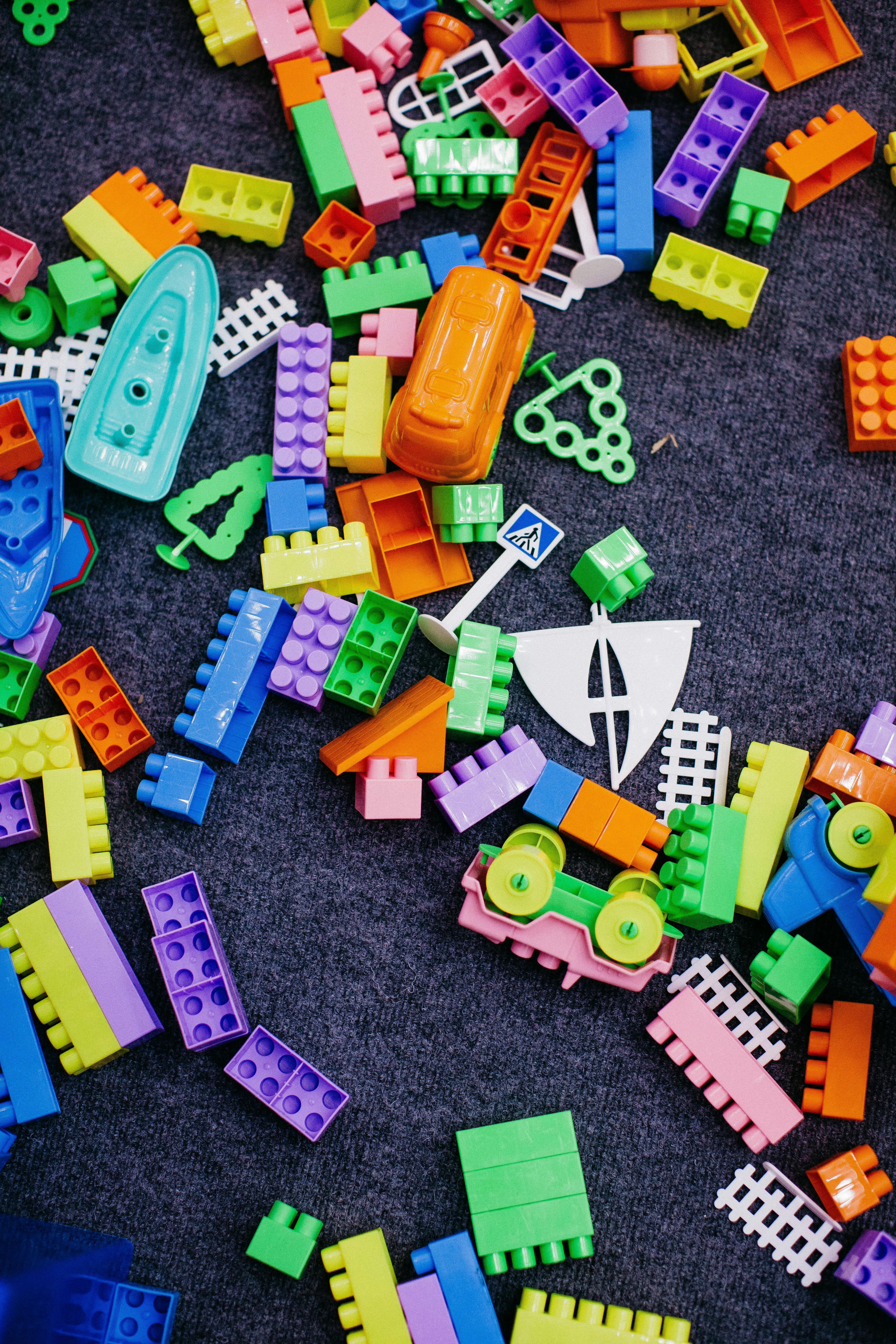 Kinder bauen gemeinsam mit bunten Legosteinen