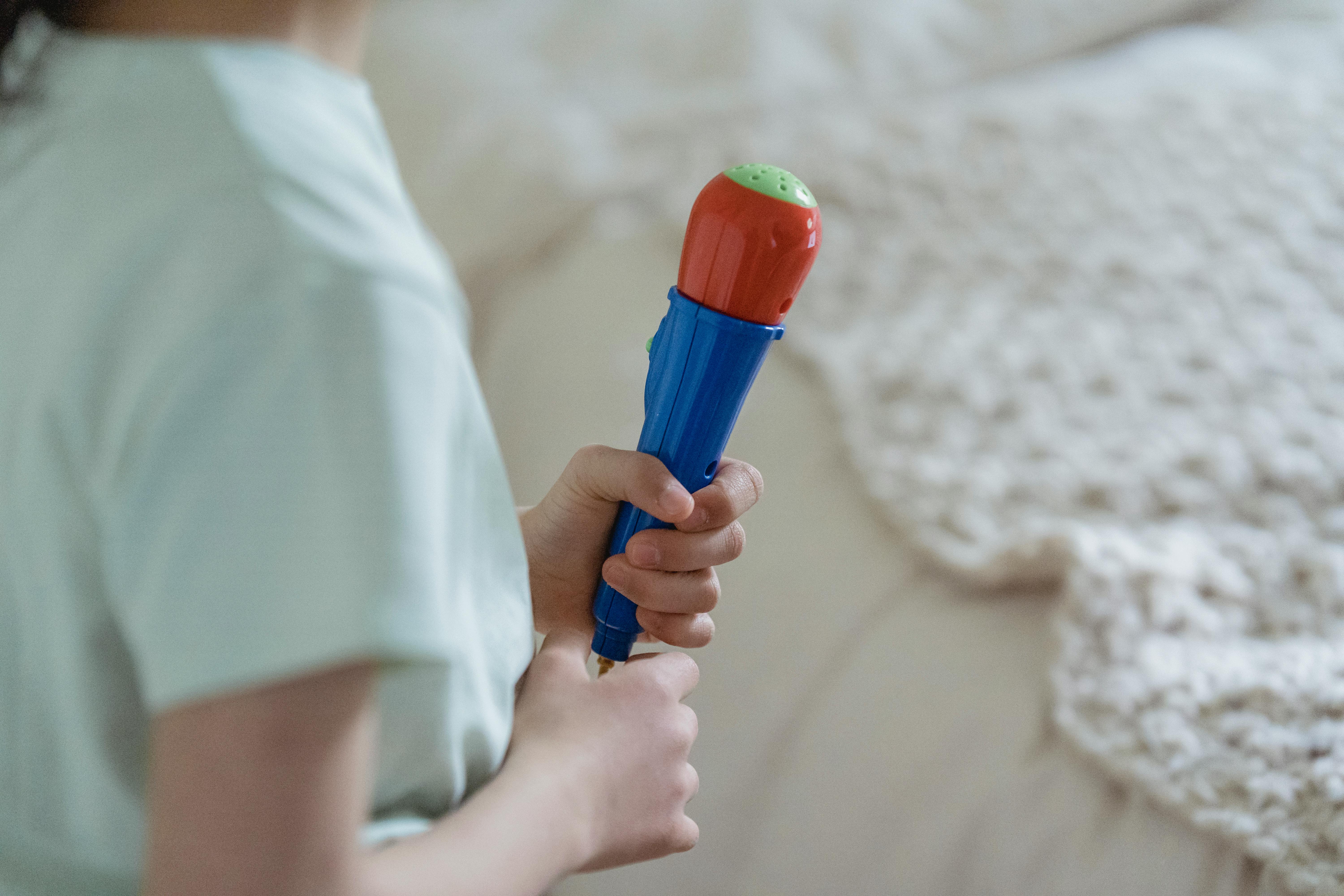 Kleinkinder lauschen gemeinsam einem Hörspiel beim Kindergeburtstag