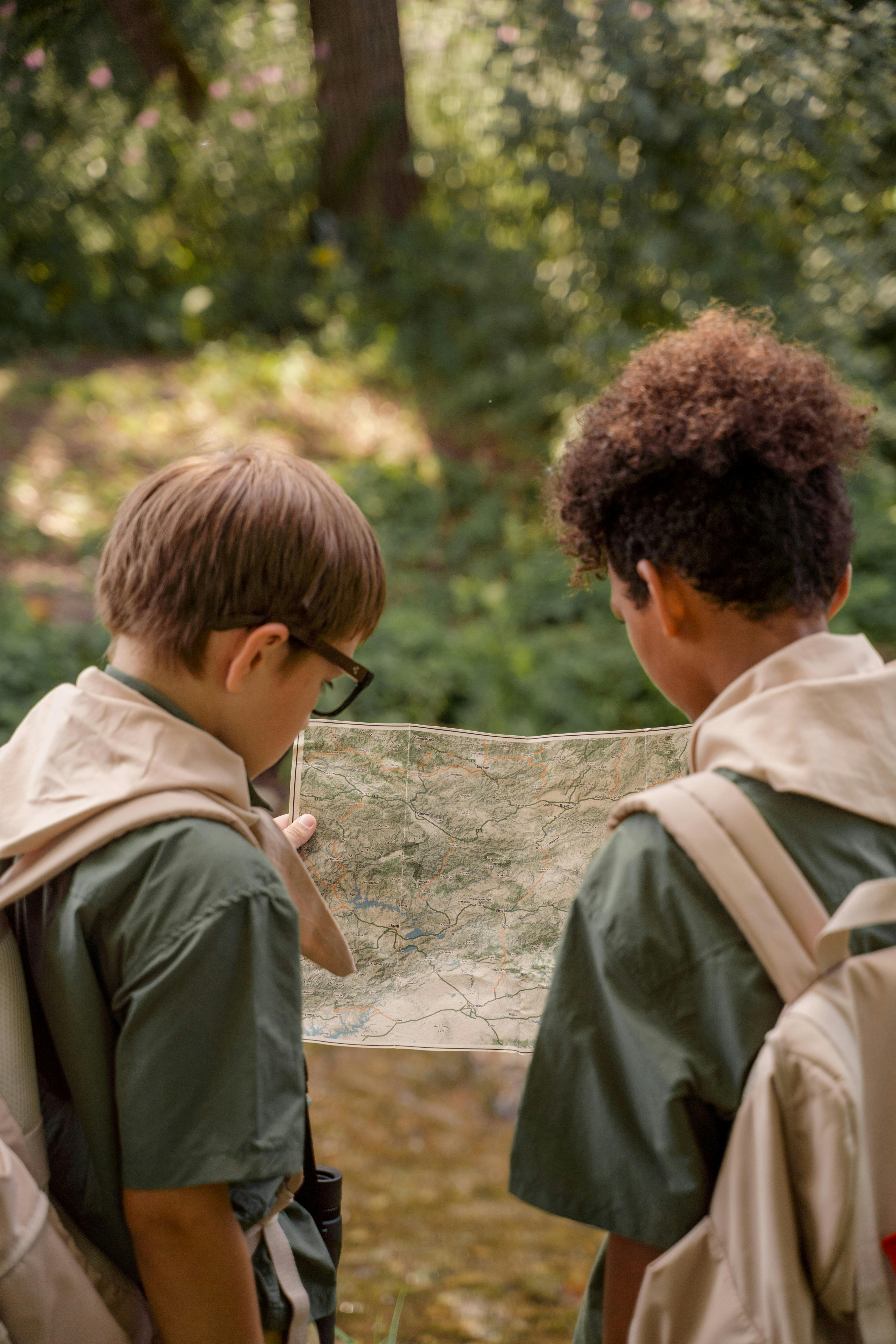 Kinder beim Outdoor-Abenteuer im Wald für eine Pfadfinder-Schatzsuche