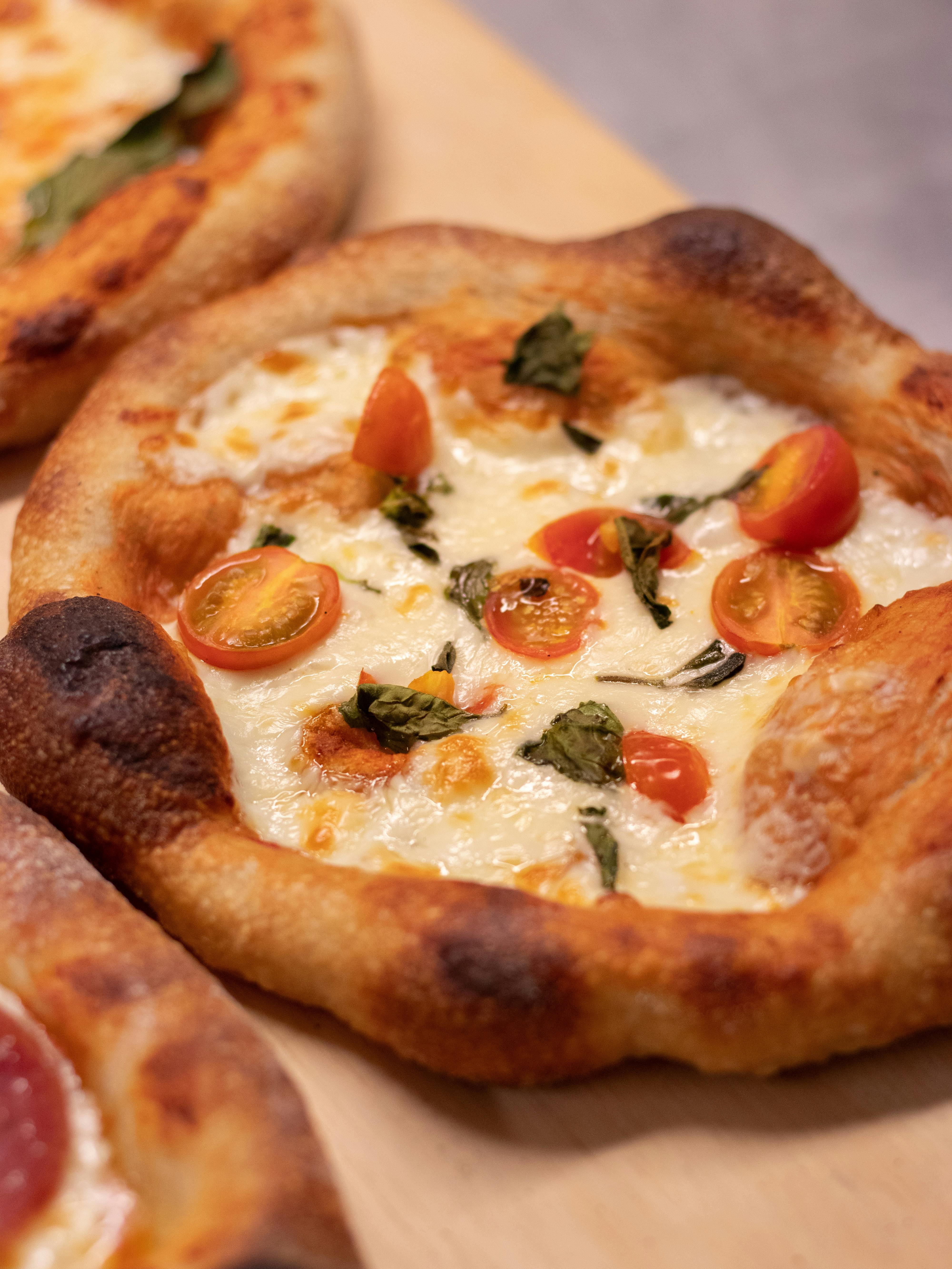 Kinder belegen ihre eigenen Pizzen beim Pizza-Party Kindergeburtstag