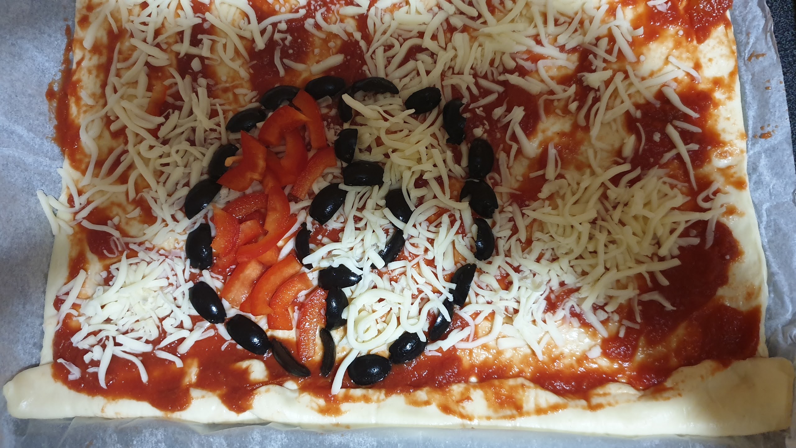 Pokemon-Pizza mit Pokéball-Motiv – kreatives Essen für den Pokémon-Geburtstag