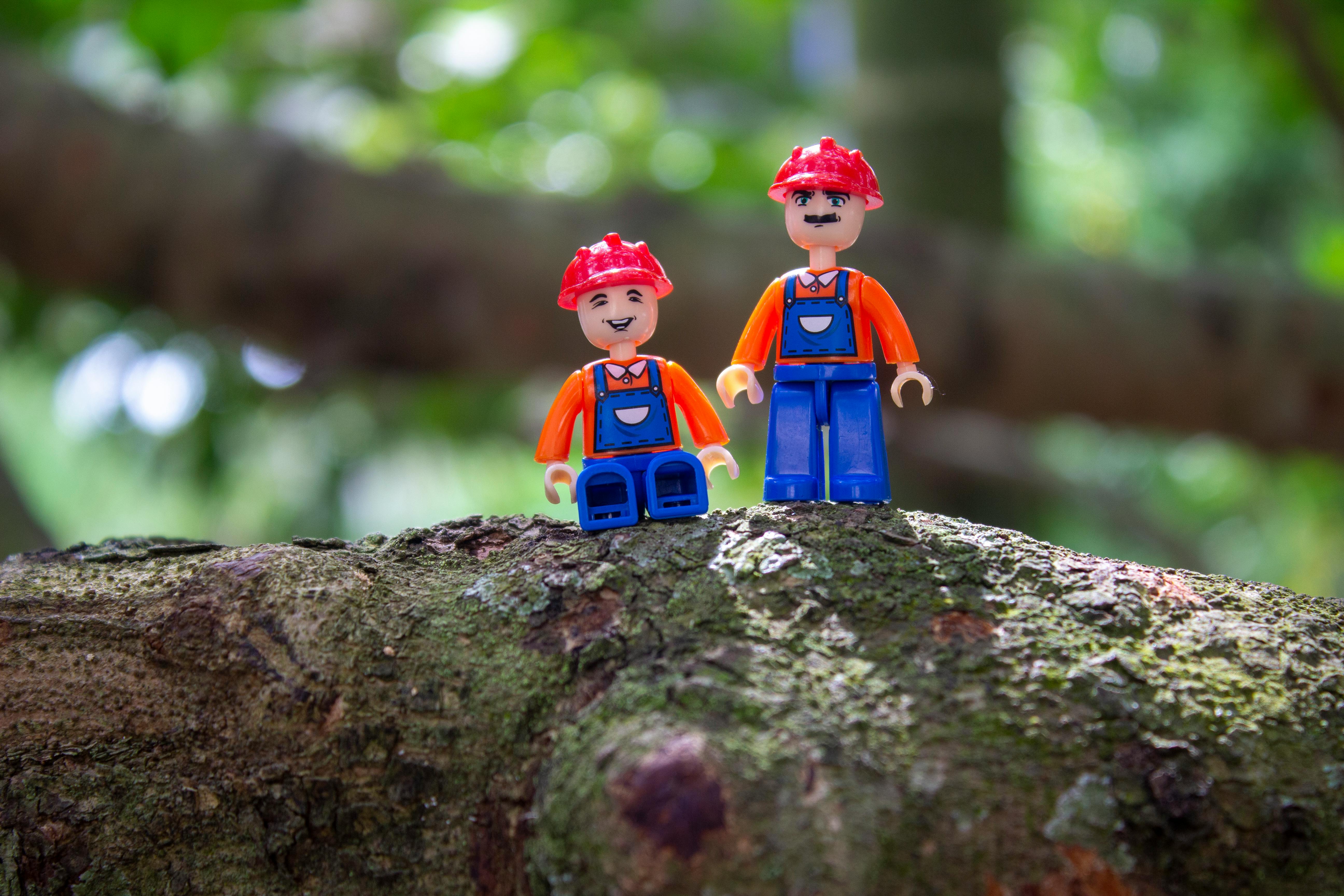 Teenager fotografieren Szene für Stop-Motion-Kurzfilm beim Geburtstags-Workshop