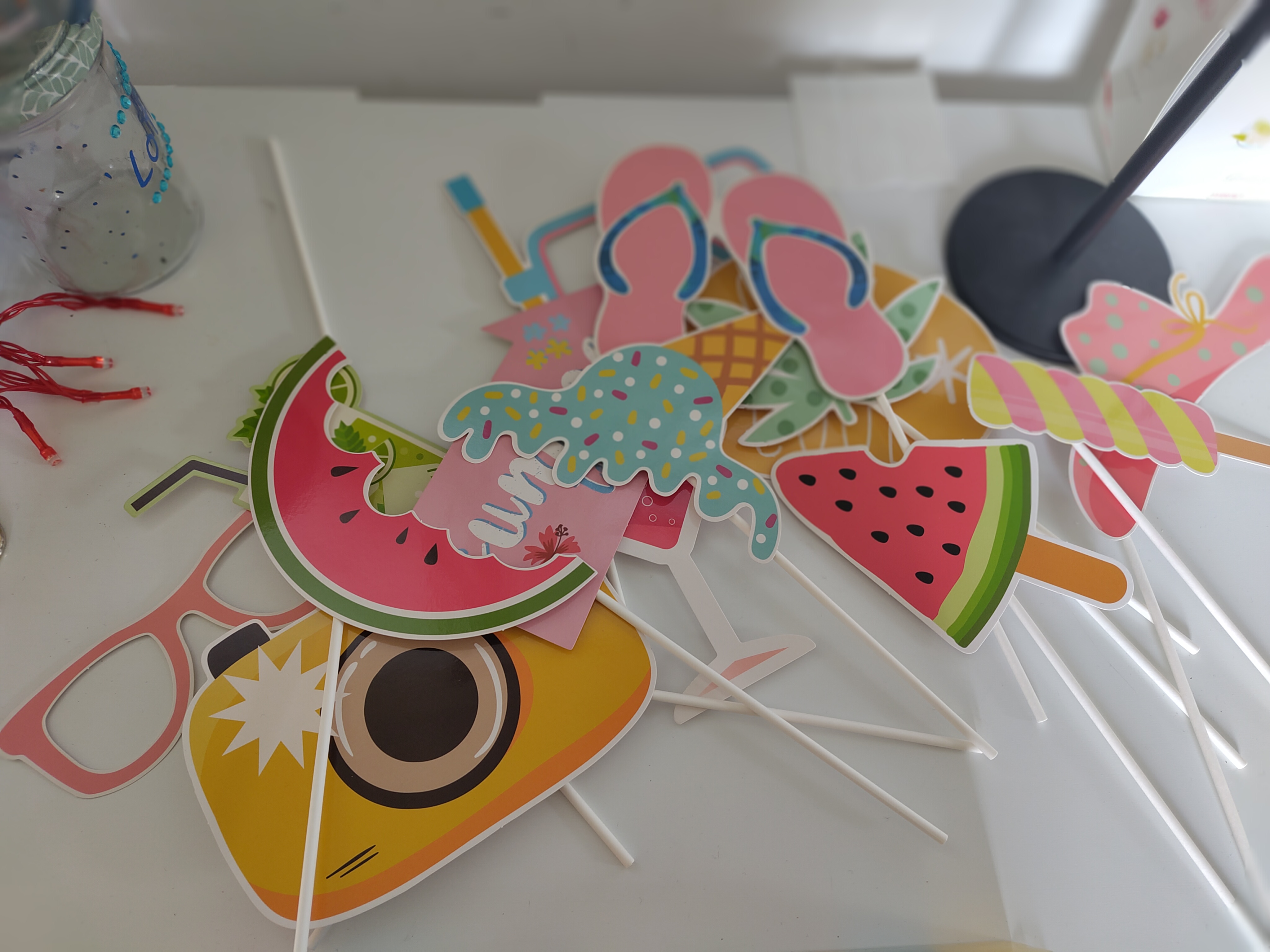 Kinder beim Sommer-Photobooth – bunte Requisiten und Sonnenbrillen beim Wassergeburtstag