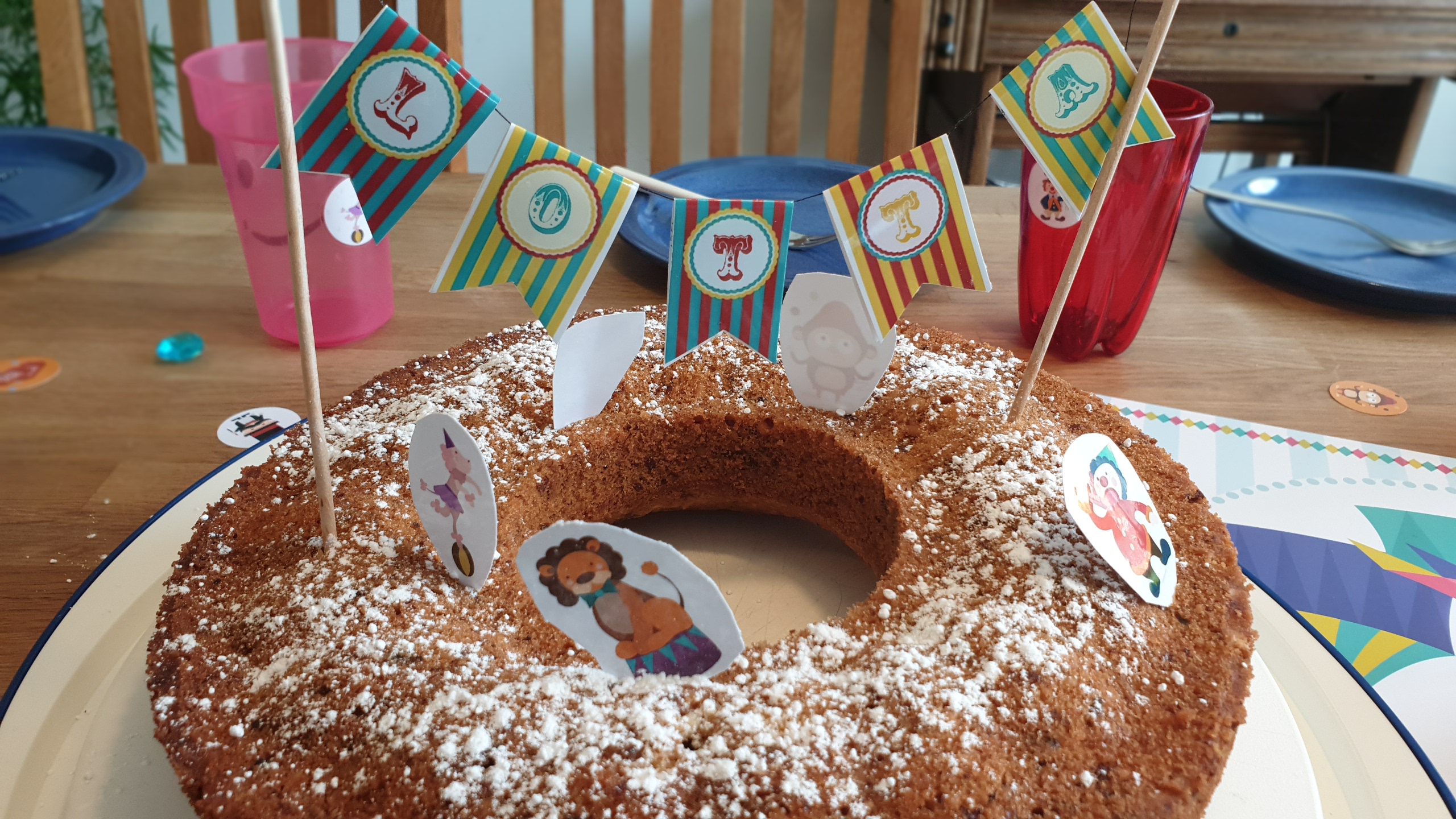 Zirkus-Kuchen mit bunter Deko für einen Kindergeburtstag