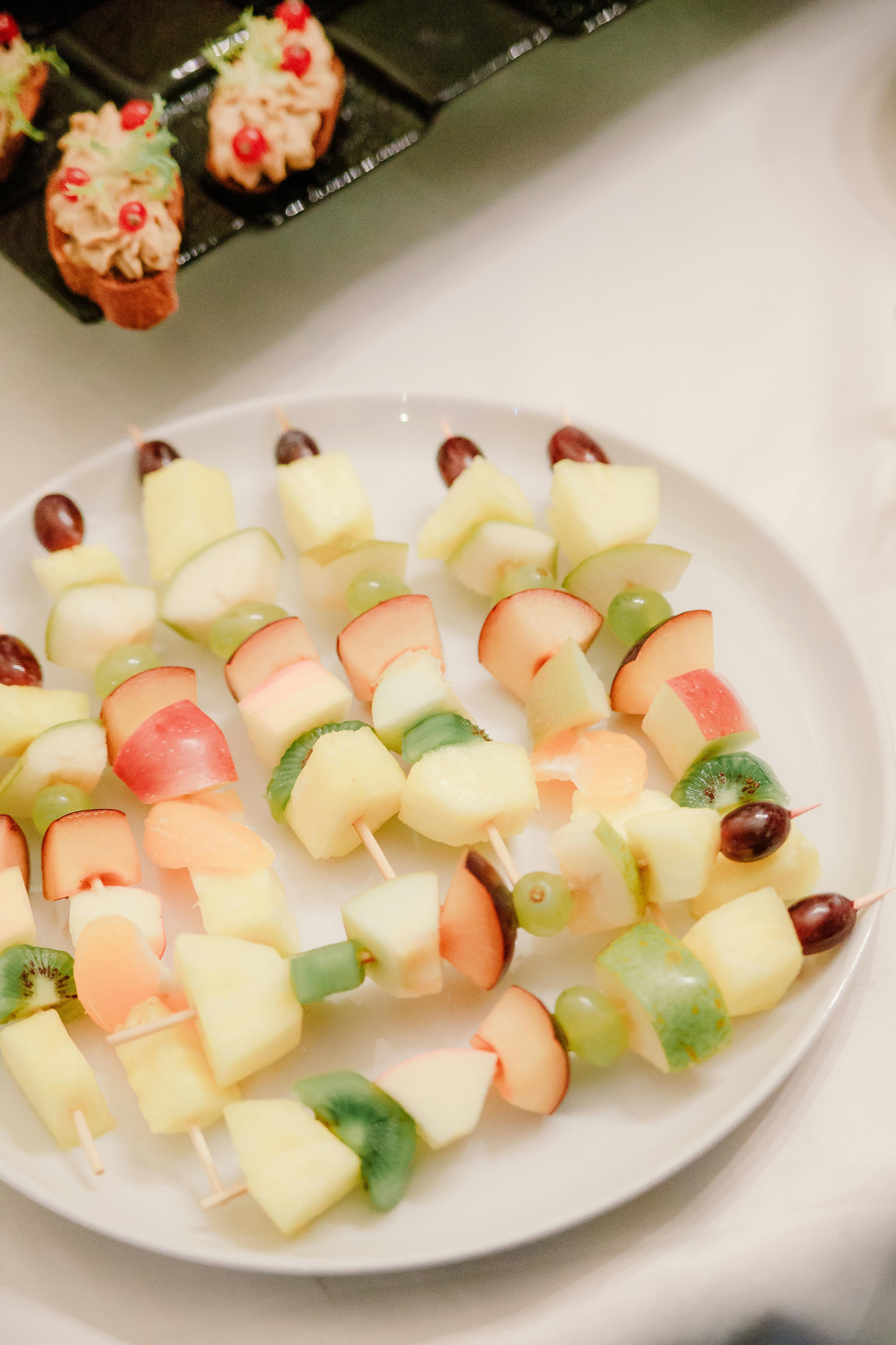 Buntes Obstbuffet für Kleinkinder beim Kindergeburtstag