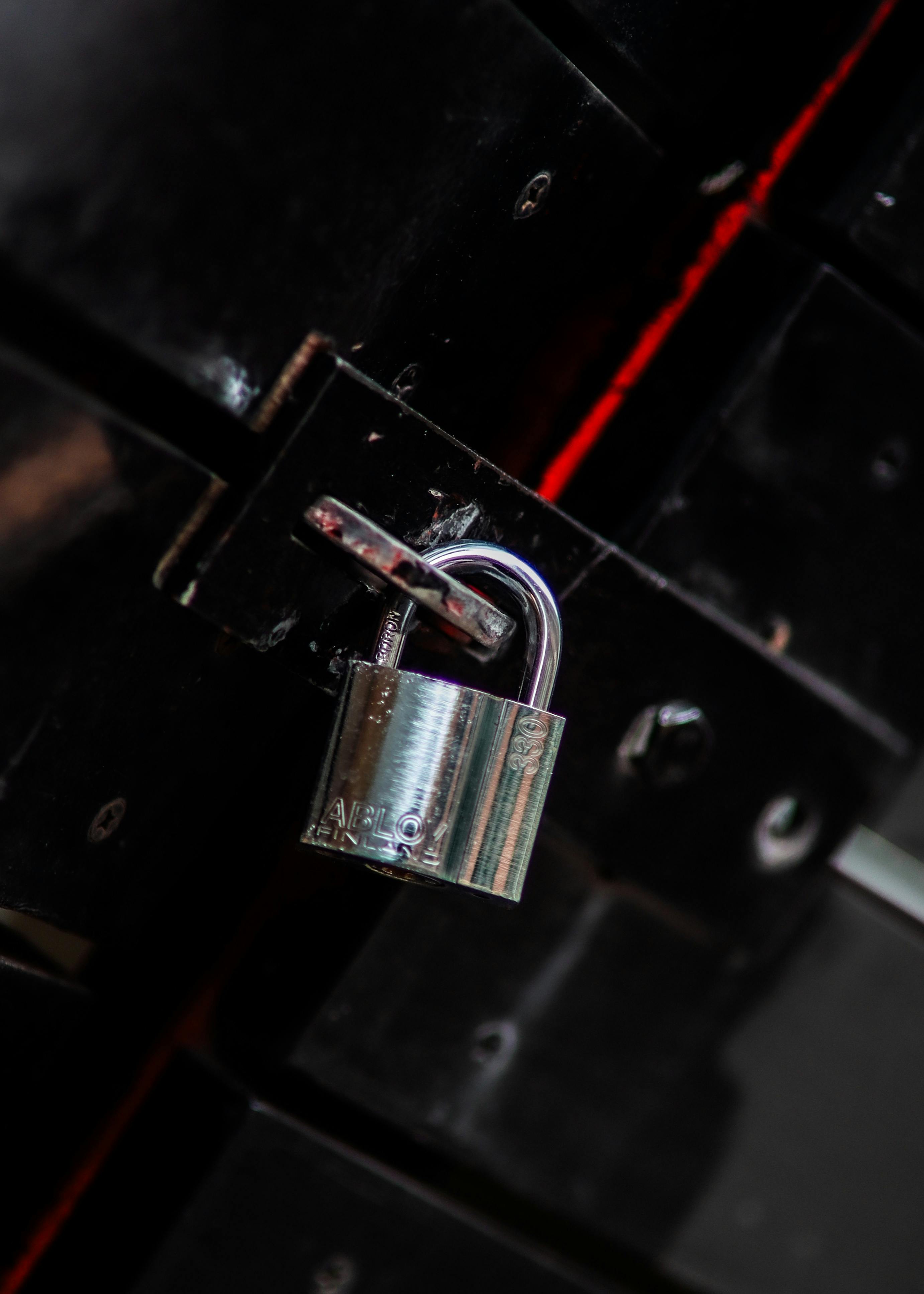 Jugendliche lösen gemeinsam Rätsel beim Escape-Room-Geburtstag