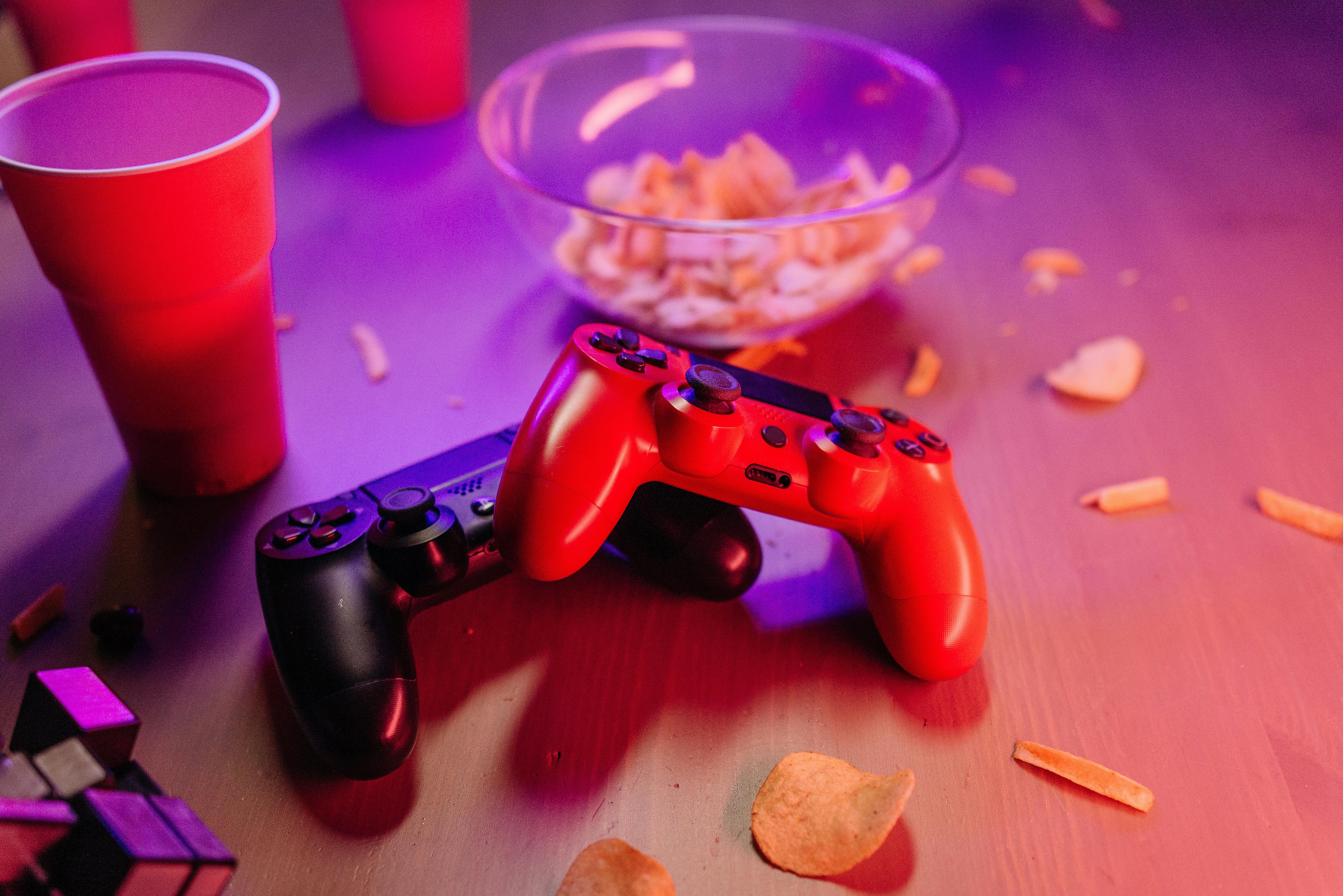 Teenager zocken gemeinsam beim Gaming-Geburtstag