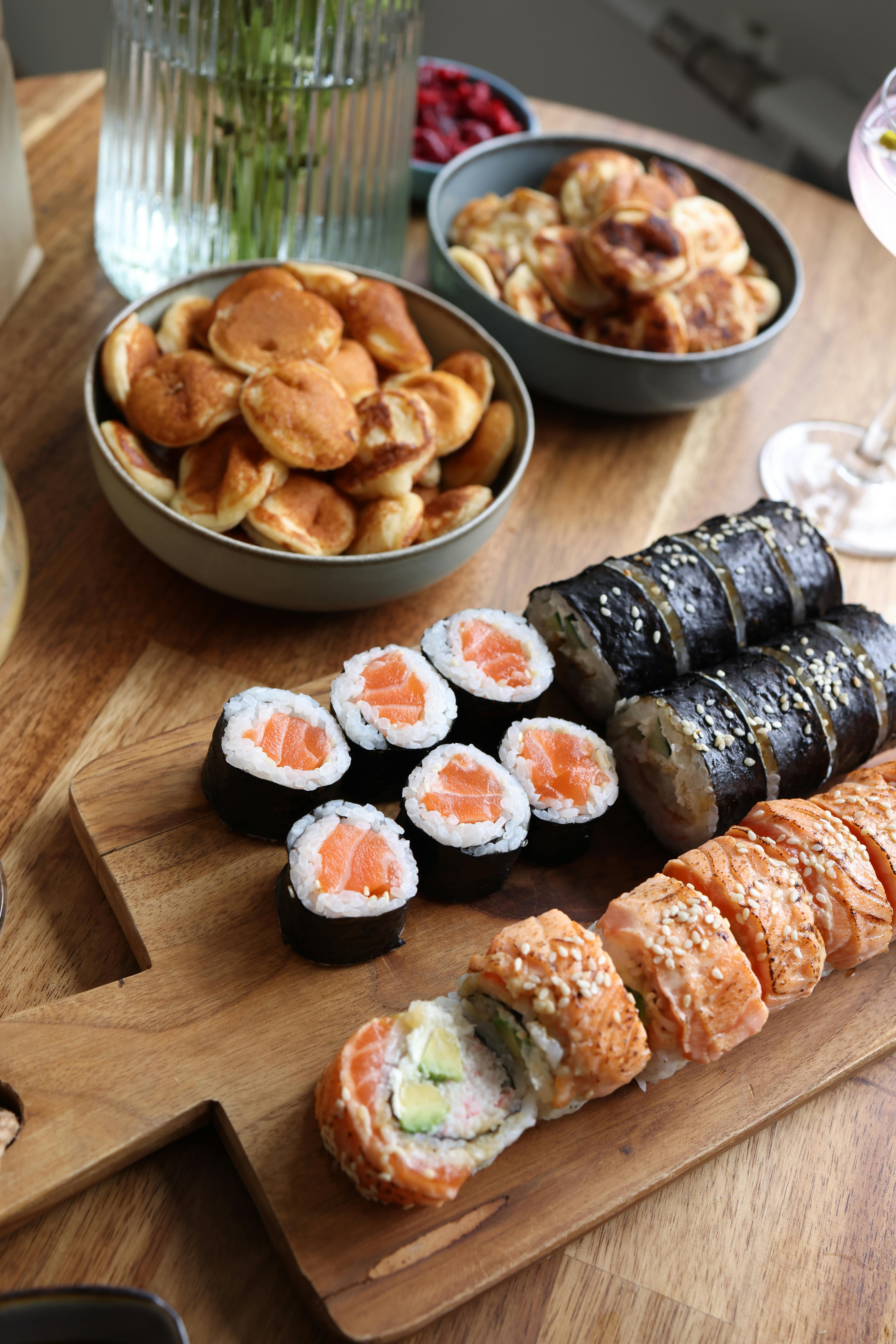 Teenager rollen gemeinsam Sushi beim Kochkurs-Geburtstag
