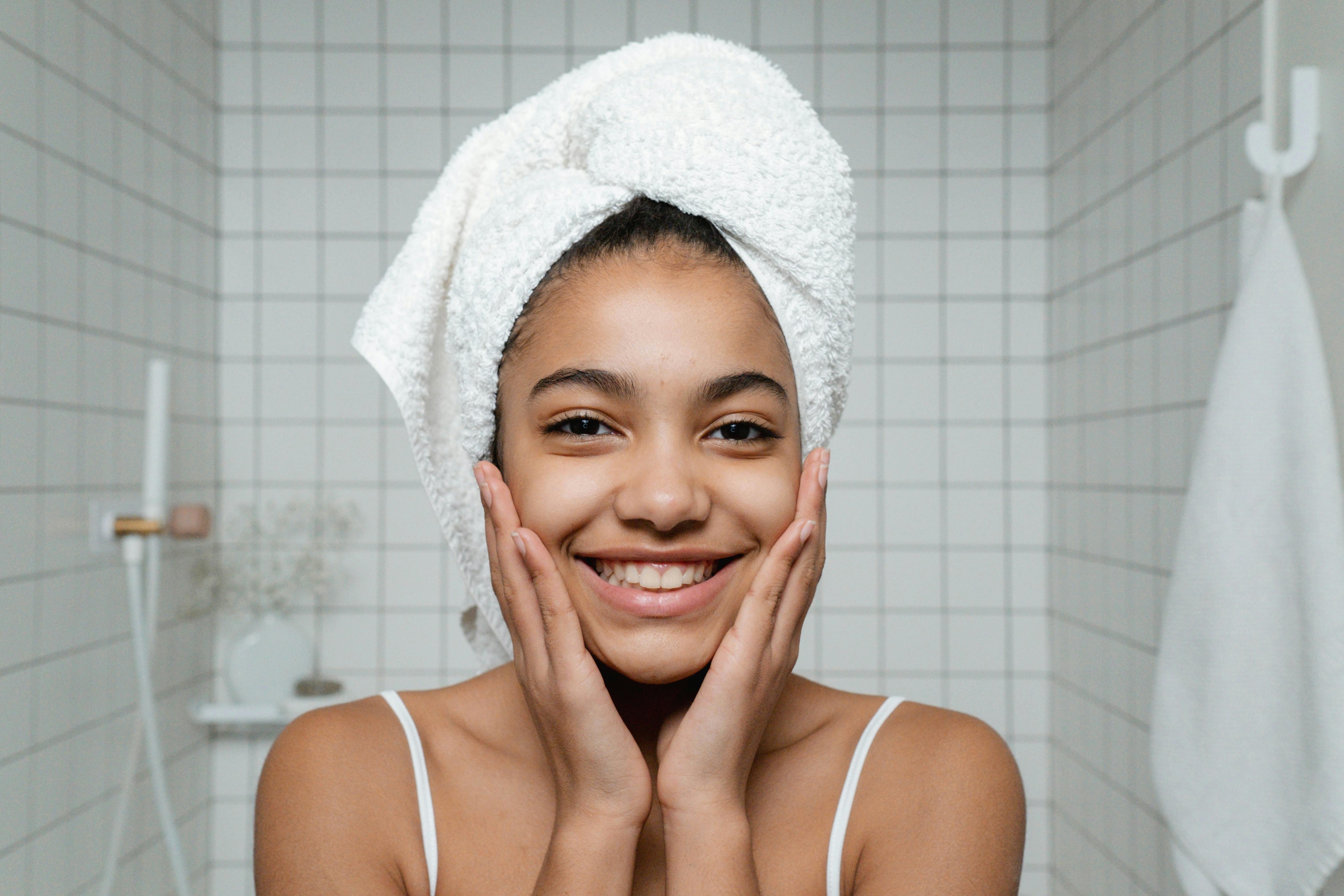 Teenager genießen einen Spa-Abend mit Gesichtsmasken und Entspannung