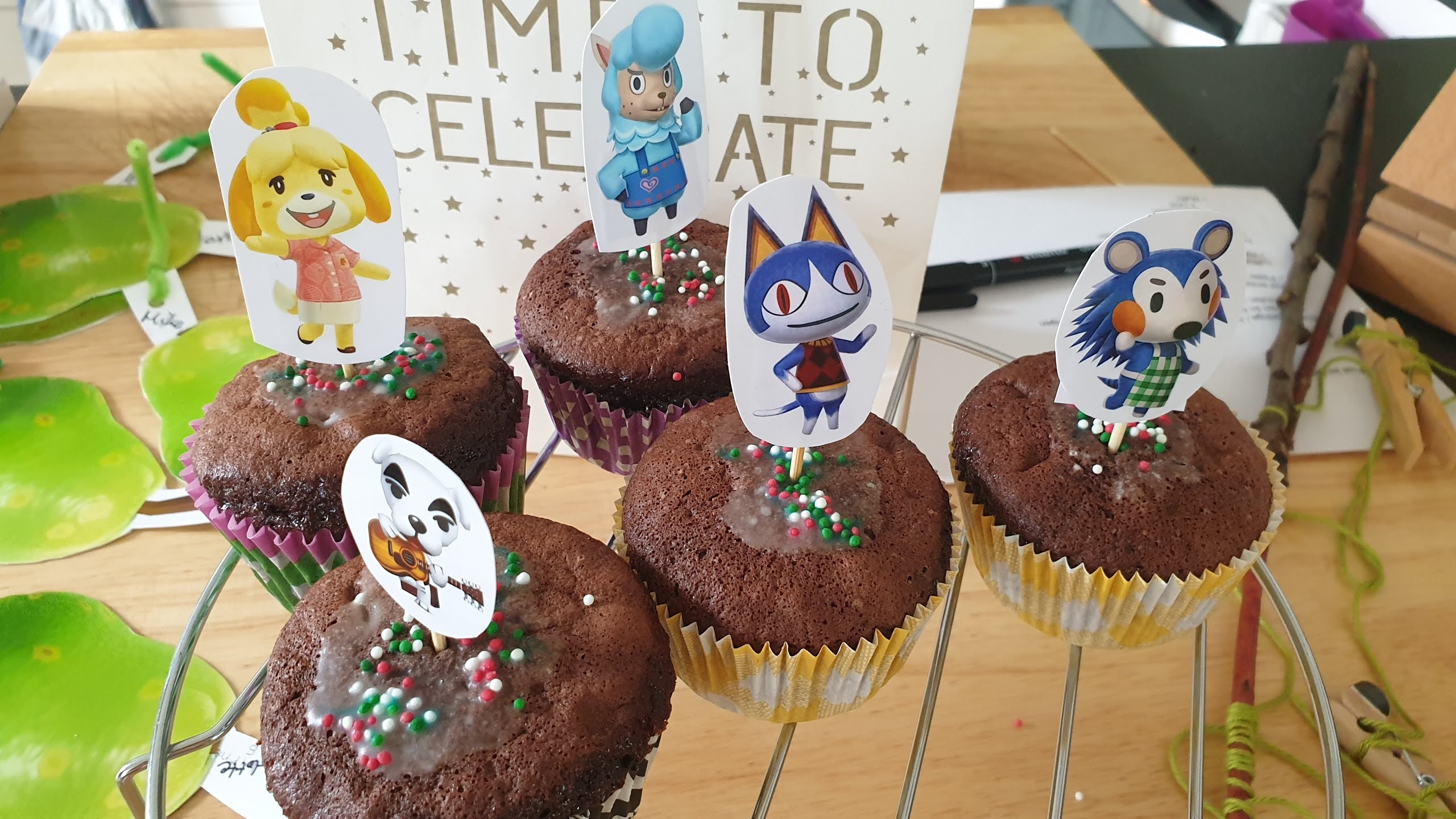 Teenager beim Gaming-Geburtstag mit Bildschirmen, Controllern und buntem LED-Licht