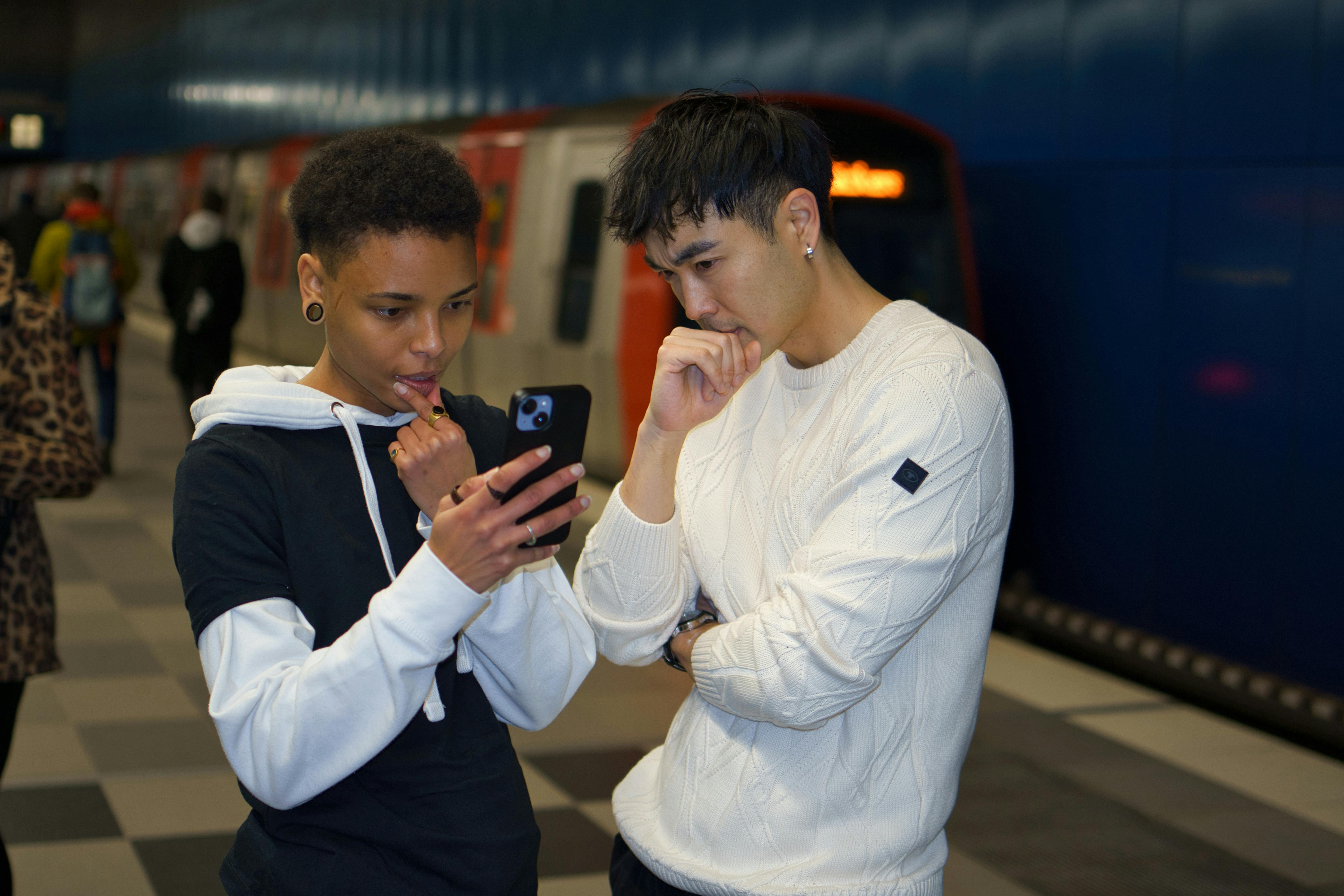 Jugendliche in der Bahn schauen auf ein Smartphone